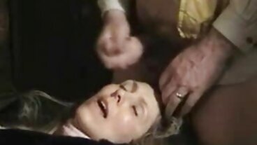 گہری حلق کے ساتھ ماسٹر چہارم گلاب