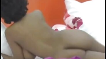 طویل ٹانگوں کے ساتھ موہک کٹ مرسر اور Scarlett بابا سے ماں کی لڑکی