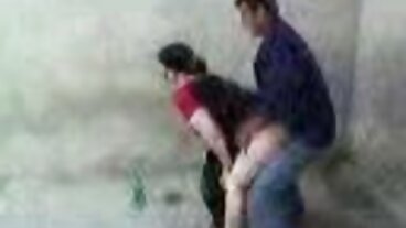 گھوبگھرالی بالوں کے ساتھ گرم جینا Varne دی