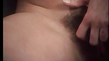 درمیانے سائز کی چھاتی کے ساتھ خوبصورت یلس وزبی