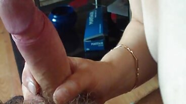 کھڑے نوجوانوں کے ساتھ خوبصورت Allie نکول اور Lenna لو دی