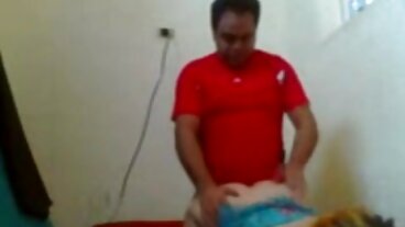 میں بستر کے ساتھ لباس GirlCum سینٹ