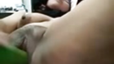 طویل ٹانگوں کے ساتھ فلم خوبصورت Anissa کیٹ سے دھماکے کی آواز Bros کی