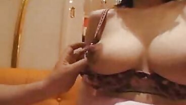 دنیا بھر کےٹینڈرز اور ہینڈل کے ساتھ کارروائی دلال کی گرم ، شہوت انگیز Kiara کول XXX