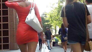 بات چیت کرتے ہوئے فلم کے ساتھ خوبصورت تال لو Fil