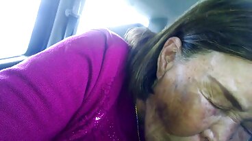 ٹانگوں پر کندھوں منظر کے ساتھ موہک Kiki پارکر سے realit بادشاہوں